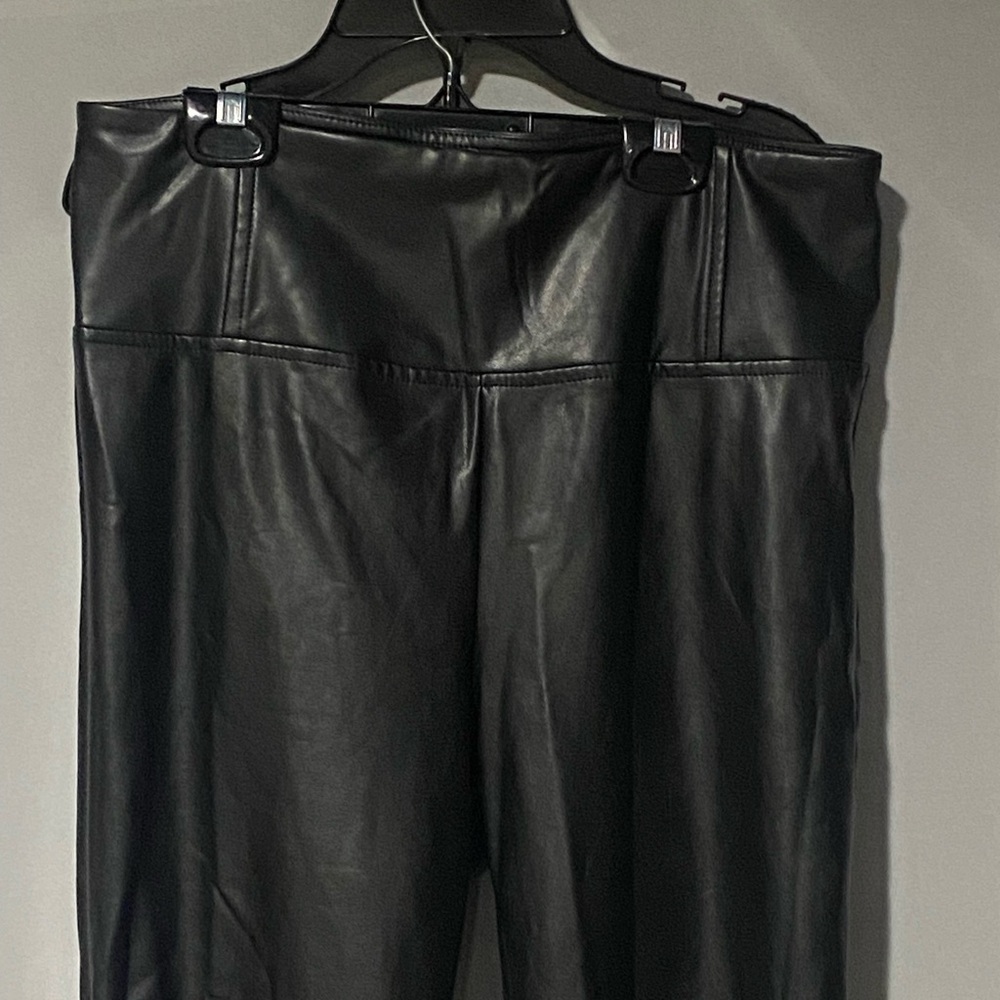 Badgley Mischka Studio‎ Black Faux Leather